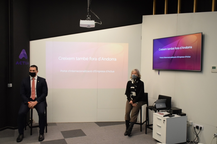 El ministre de Presidència, Economia i Empresa i president d'Actua, Jordi Gallardo, juntament amb la directora d'Actua Empresa, Judit Hidalgo, durant la presentació del nou portal d'internacionalització d'empresa.